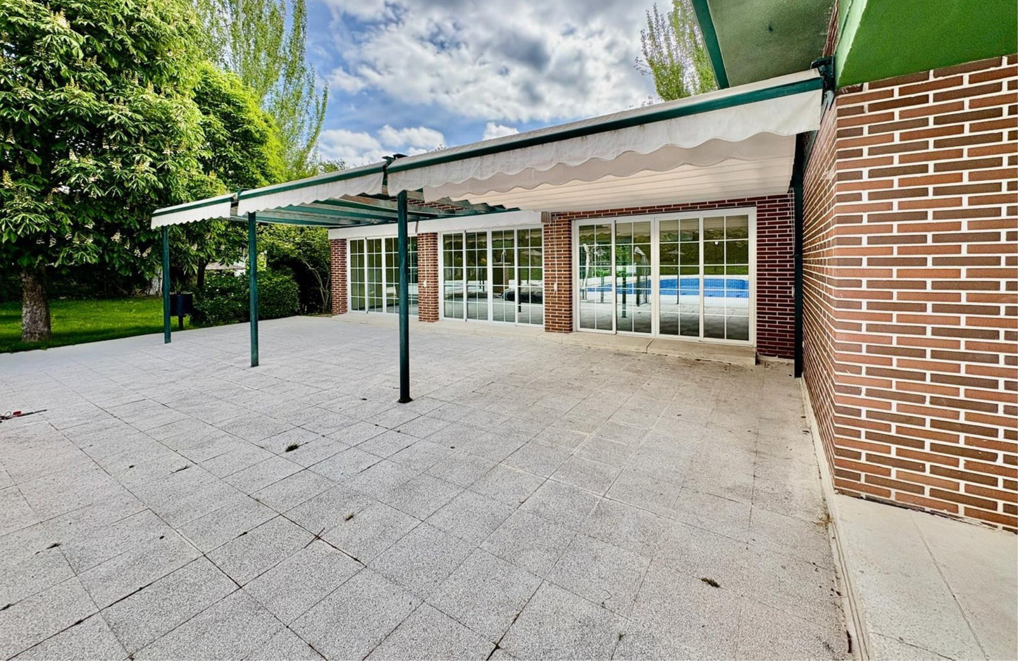 CHALET ADOSADO EN CALLE ENRIQUE LAFUENTE FERRARI - 307 m2