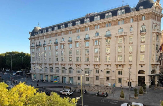 PISO EN PLAZA DE LAS CORTES - 330 m2