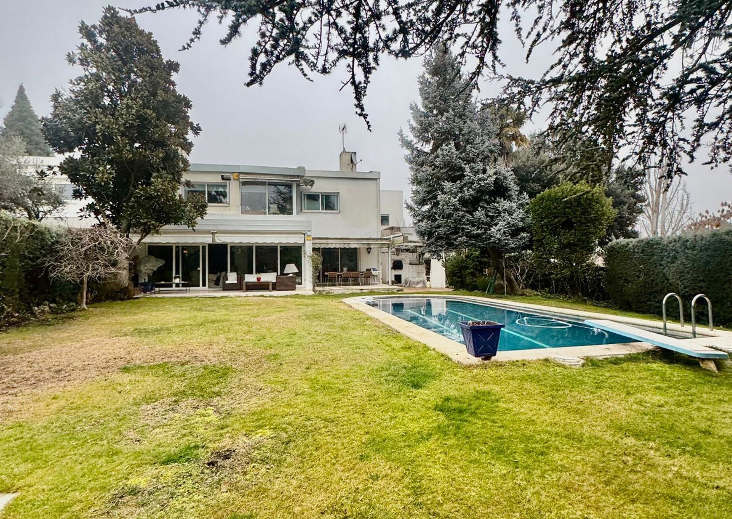 CHALET PAREADO CON VISTAS AL GOLF EN LA MORALEJA - 468 m2