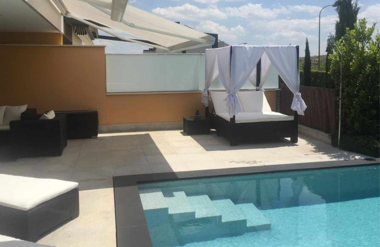 CHALET PAREADO EN CALLE SAN ENRIQUE DE OSSÓ - 330 m2