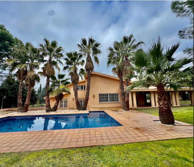 CHALET URBANIZACIÓN FUENTE DEL FRESNO - 720 m2